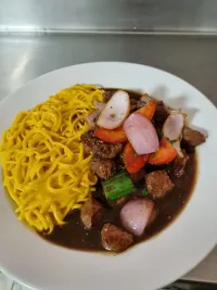 Tallarín a la Huancaína con Lomo Saltado